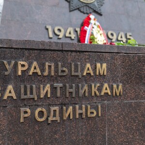 Память и благодарность: возложение цветов к мемориалу «Уральцам-защитникам Родины - Общественная организация Деловая Россия Урал. Свердловское региональное отделение. 